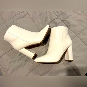 Women’s 7.5 white boots